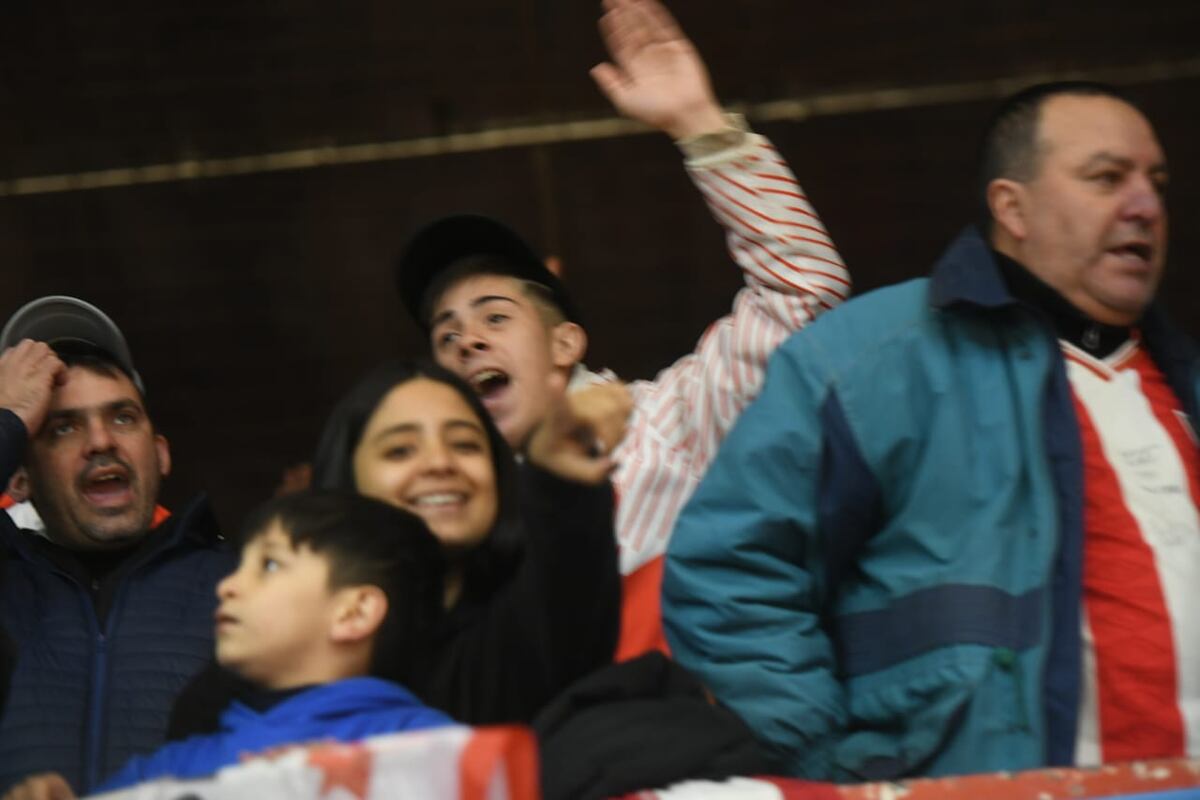 Hinchas de Instituto coparon el estadio Ángel Sandrín para apoyar al equipo de Instituto, que jugó ante Boca el segundo partido de la serie final de la Liga Nacional de Básquet. (Javier Ferreyra / La Voz)