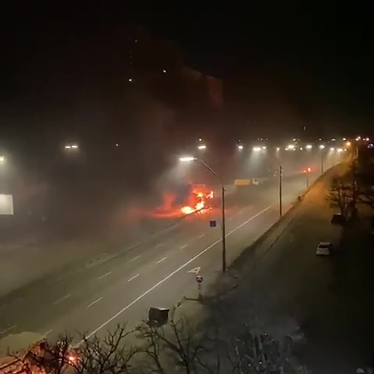 Un incendio en la avenida Peremohy cerca de la estación de trenes de Beresteiska. (Telegram)