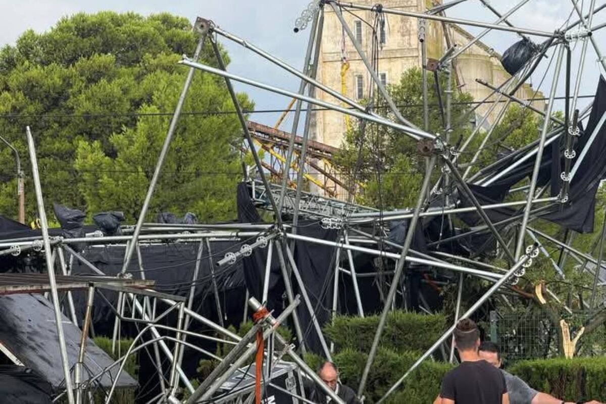 La cola de un tornado literalmente doblegó el gran escenario de la Fiesta Nacional de la Sal, que hoy tenía su segunda y última noche con Trulalá. (Imágenes redes sociales)