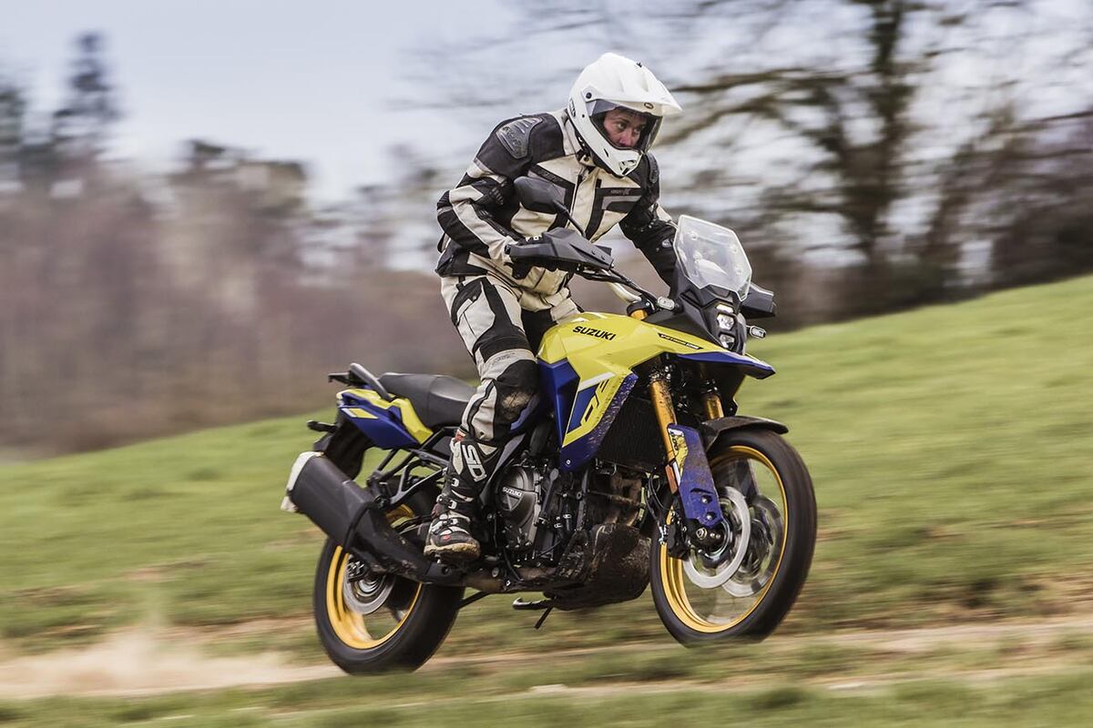 La V-Strom 800 es una moto que permite conducir parado en los pedalines de manera natural y posibilita la desconexión total del control de tracción en tramos de tierra.