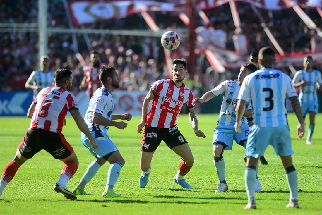 Nicolás Mazzola en una acción ante Atlético Rafaela, en el empate 0 a 0. (José Gabriel Hernández  / La Voz)
