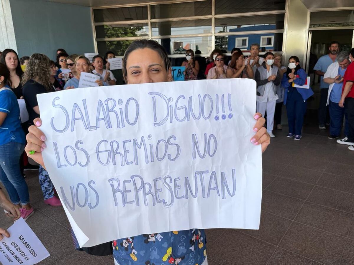 Reclamo de trabajadores de todos los servicios de salud del hospital San Antonio de Padua (Tomy Fragueiro / La Voz).