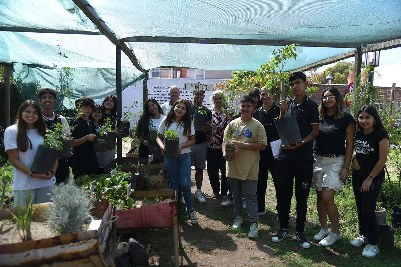 Barrio Alto Alberdi. Estudiantes y docentes llevan adelante un proyecto para combatir el cambio climático en Córdoba (Ramiro Pereyra/La Voz).