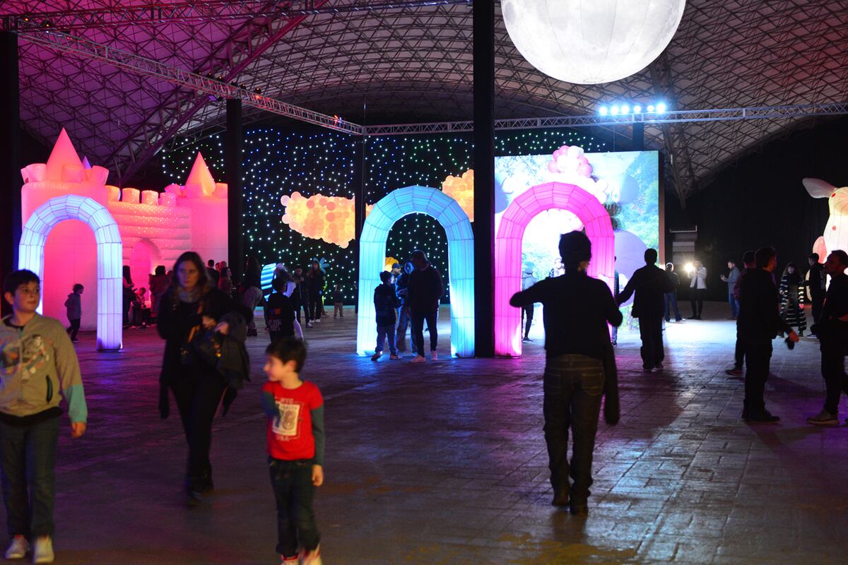 Blow up es un recorrido interactivo para la familia con la magia de las luces , los colores y las sensaciones del cuerpo. Foto Javier Ferreyra