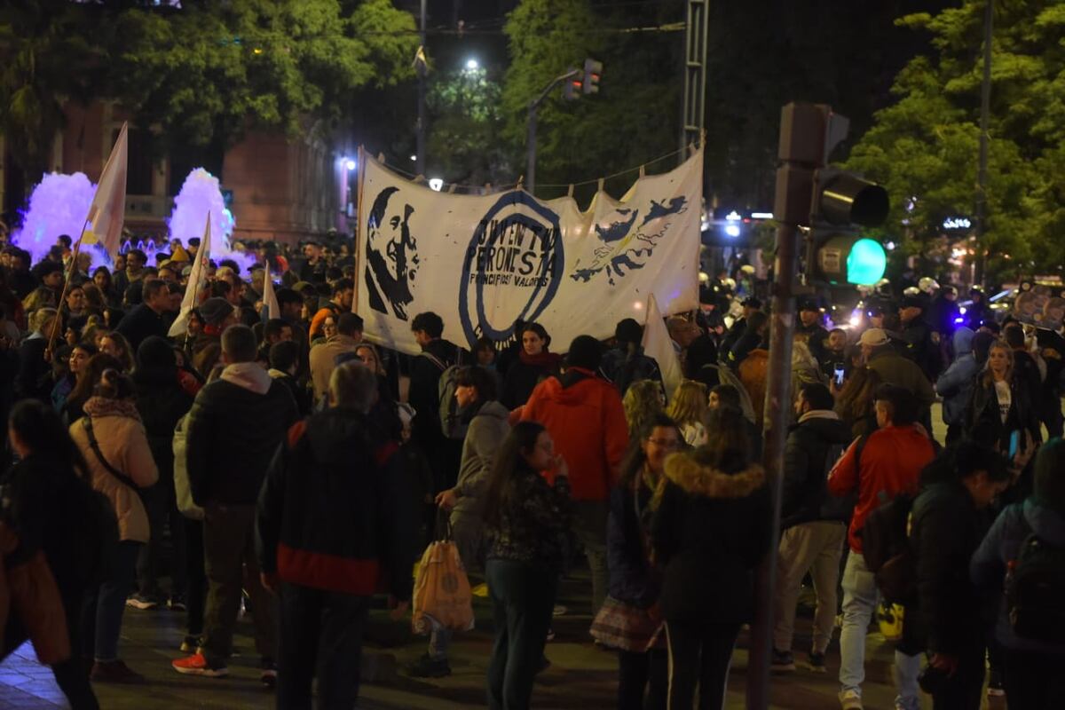 En la sede del PJ en Córdoba, militantes apoyaron a Cristina tras el fallo de la Corte. (José Gabriel Hernández / La Voz)