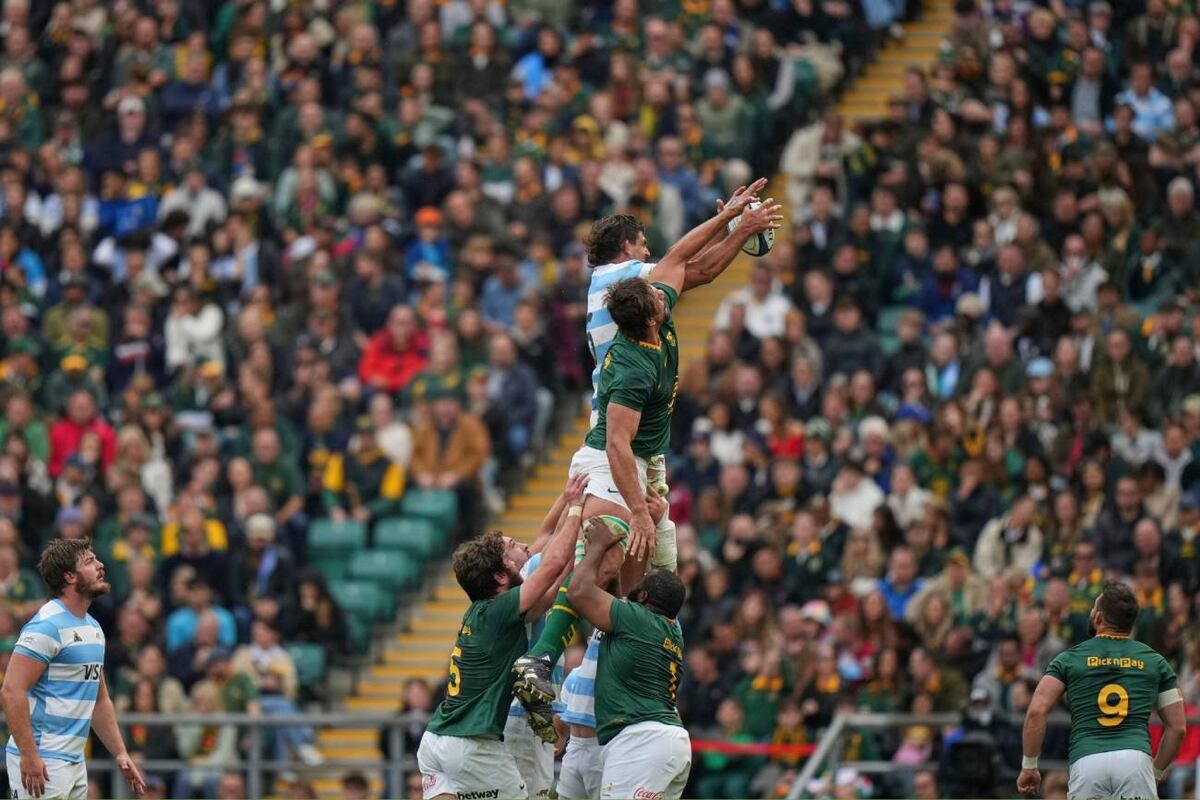 Pablo Matera en lo alto, en la ejecución de un line, en el partido ante Sudáfrica por la sexta fecha del Rugby Championship. (AP)