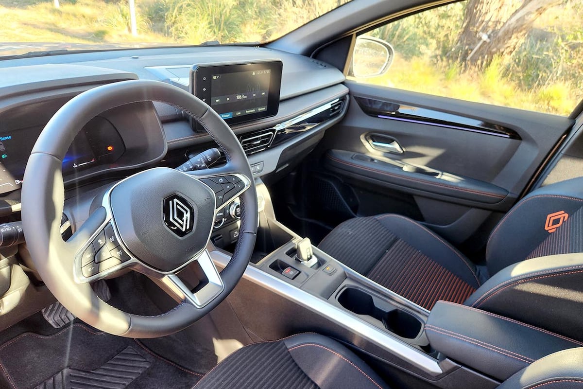 El volante es regulable en altura y profundidad. Las butacas se regulan manualmente y son muy cómodas, con tapizado en tela y decoración especial.