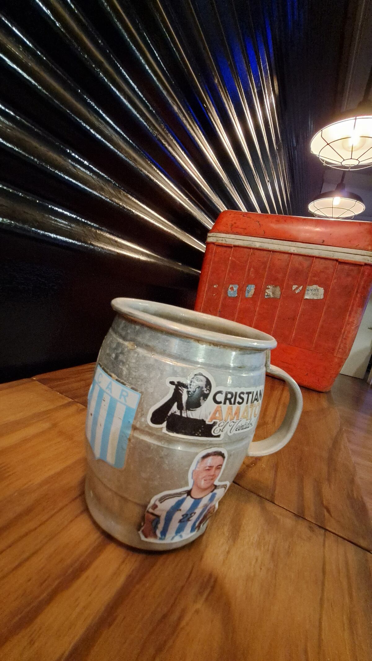 El vaso de Cristian Loco Amato en el camarín del Quality Arena antes de que diera su show. (La Voz)