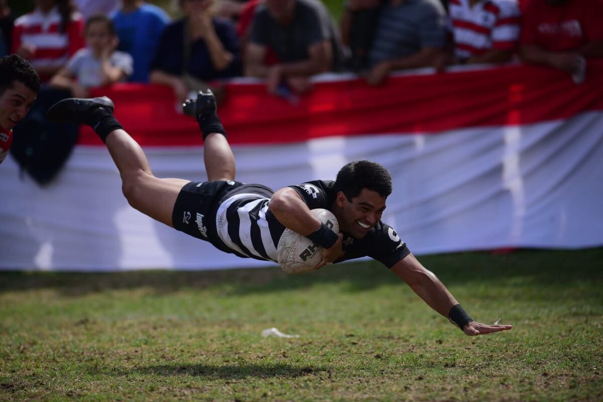 De palomita al ingoal para sentenciar la historia y que Tala RC grite campeón. (José Gabriel Hernández / La Voz).