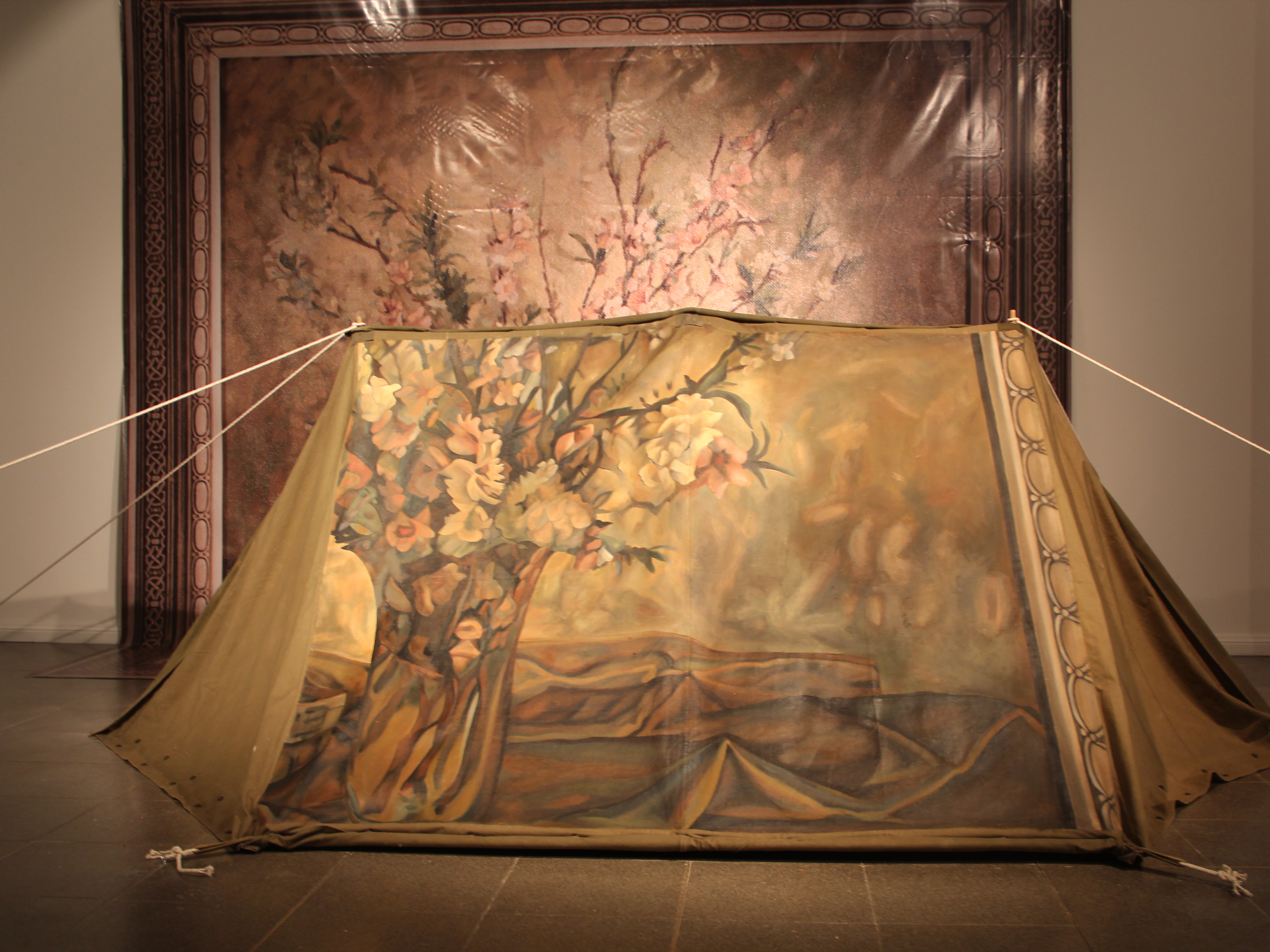 Una carpa de Malvinas pintada por Luciano Burba.