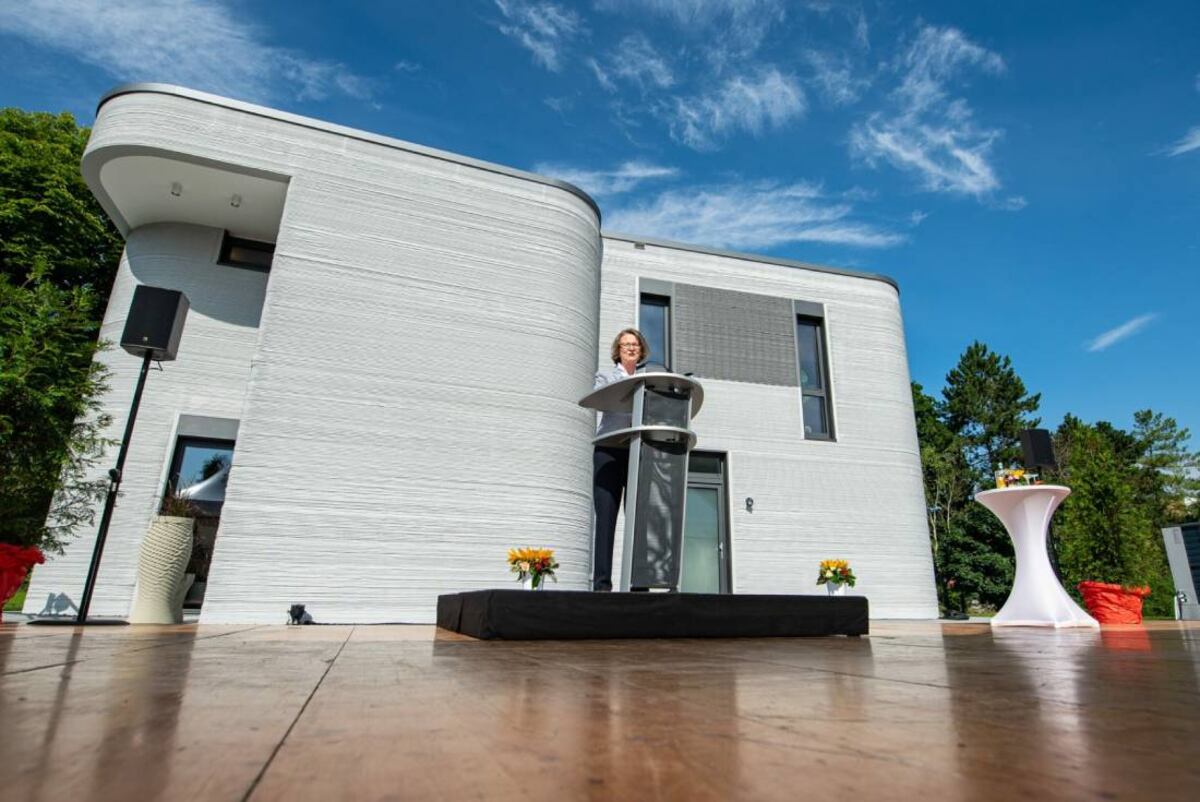 Ina Scharrenbach, Ministra de Interior, Asuntos Municipales, Construcción e Igualdad del Estado de Renania del Norte-Westfalia en la ceremonia de inauguración (Foto de Guido Kirchner/APA/dpa)