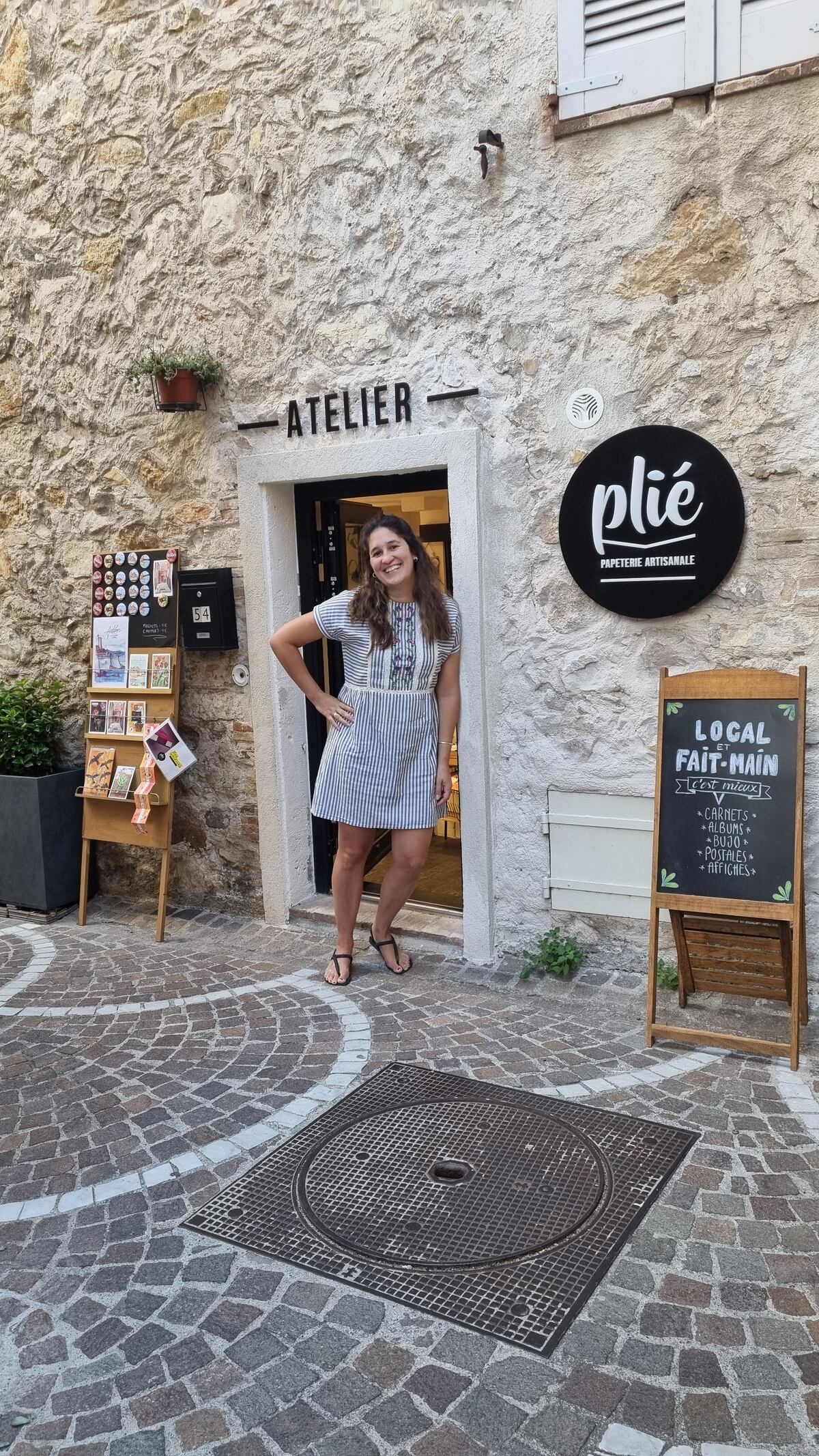 Valeria Duarte es una diseñadora cordobesa que sorprende con sus cuadernos artesanales en su local llamado Plié Artesanal.