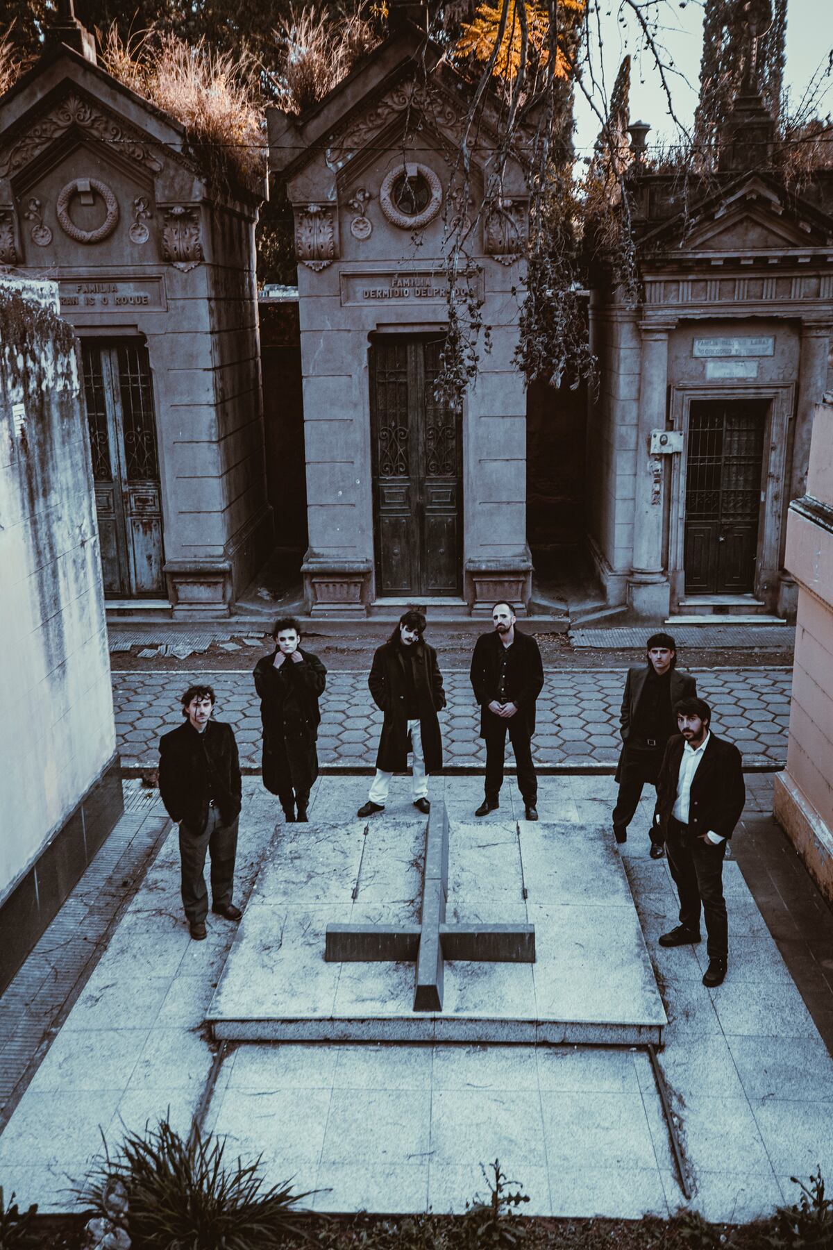 La banda realizó las fotos de "Lamentario" en el cementerio San Jerónimo y con la guía de Graciela Pedraza, especialista en patrimonio funerario. (Gentileza Candela Pérez Celayez).