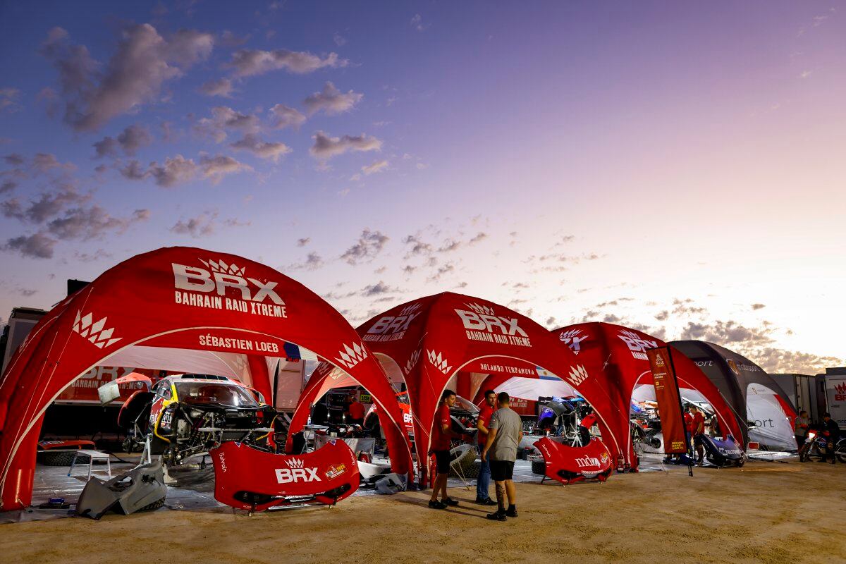 El Dakar aprovecha su días de descanso y los que no lo tienen pausa son los mecánicos que están desarmando y reparando las unidades. (Dakar.com).
