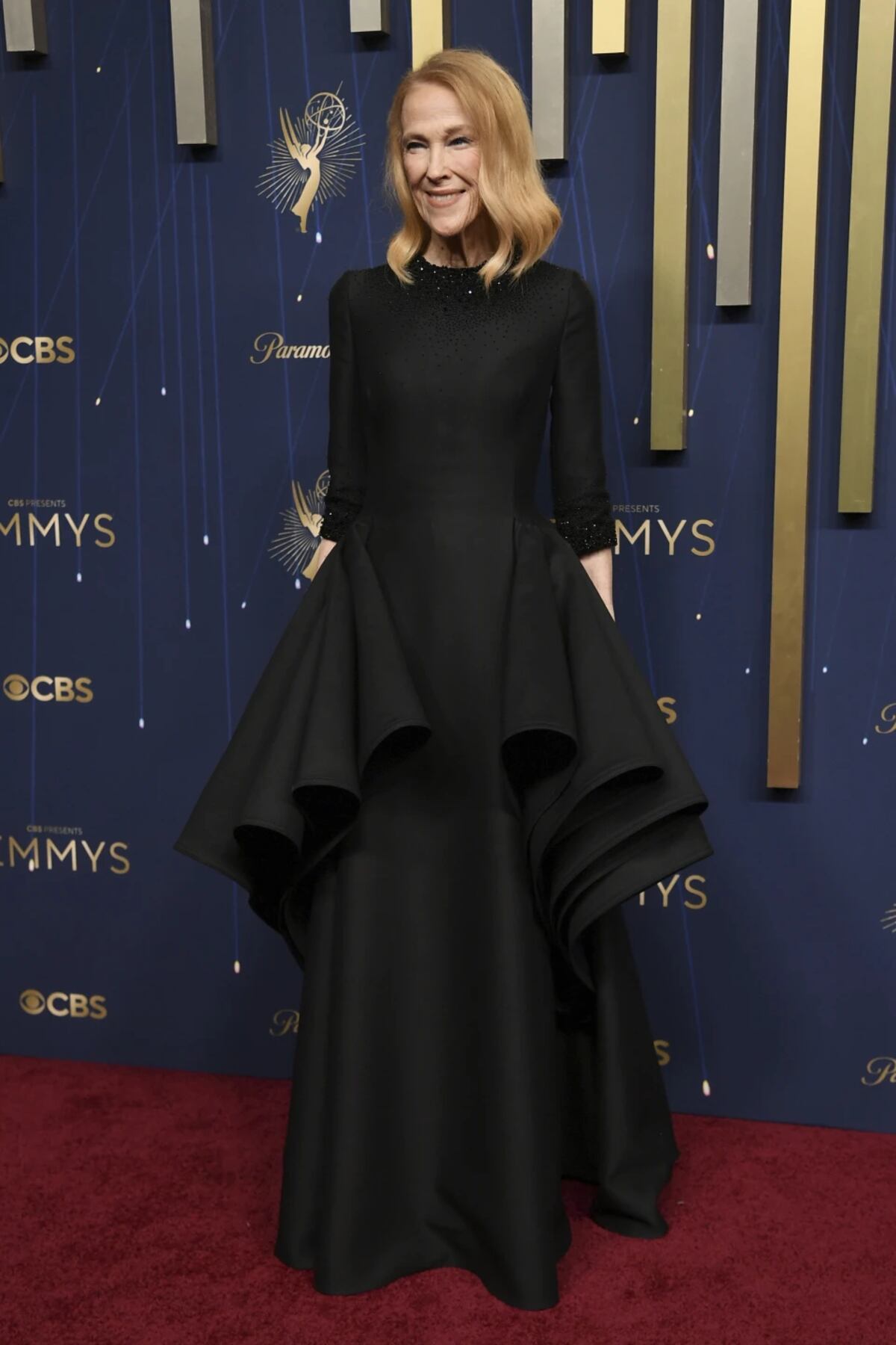 Catherine O'Hara, muy sobria en la alfombra roja de los Emmy 2025. (AP)