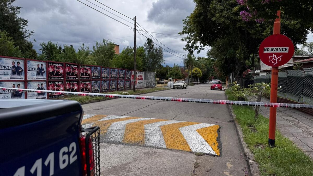 Carlos Paz. Descargaba postes en una obra, un auto rozó uno, le pegó en la cabeza y está grave. (La Voz)