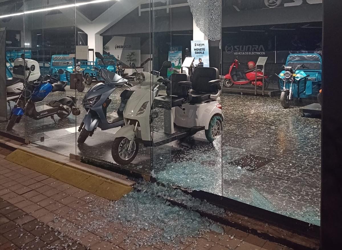 Reventó una vidriera y se robó un scooter en Córdoba: quiso escapar a pie y quedó detenido. (Gentileza)