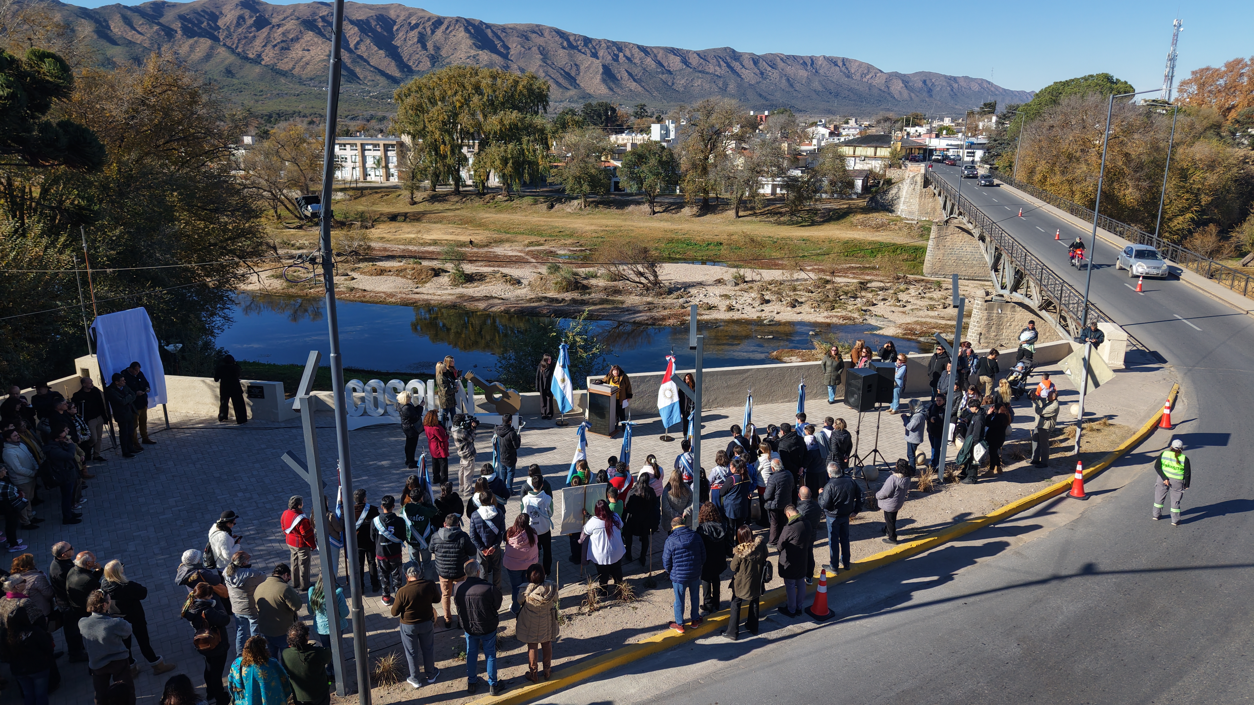 Puente carretero sobre el río Cosquín: 100 años de historia. El acto de este lunes. (Gentileza Municipalidad Cosquín)