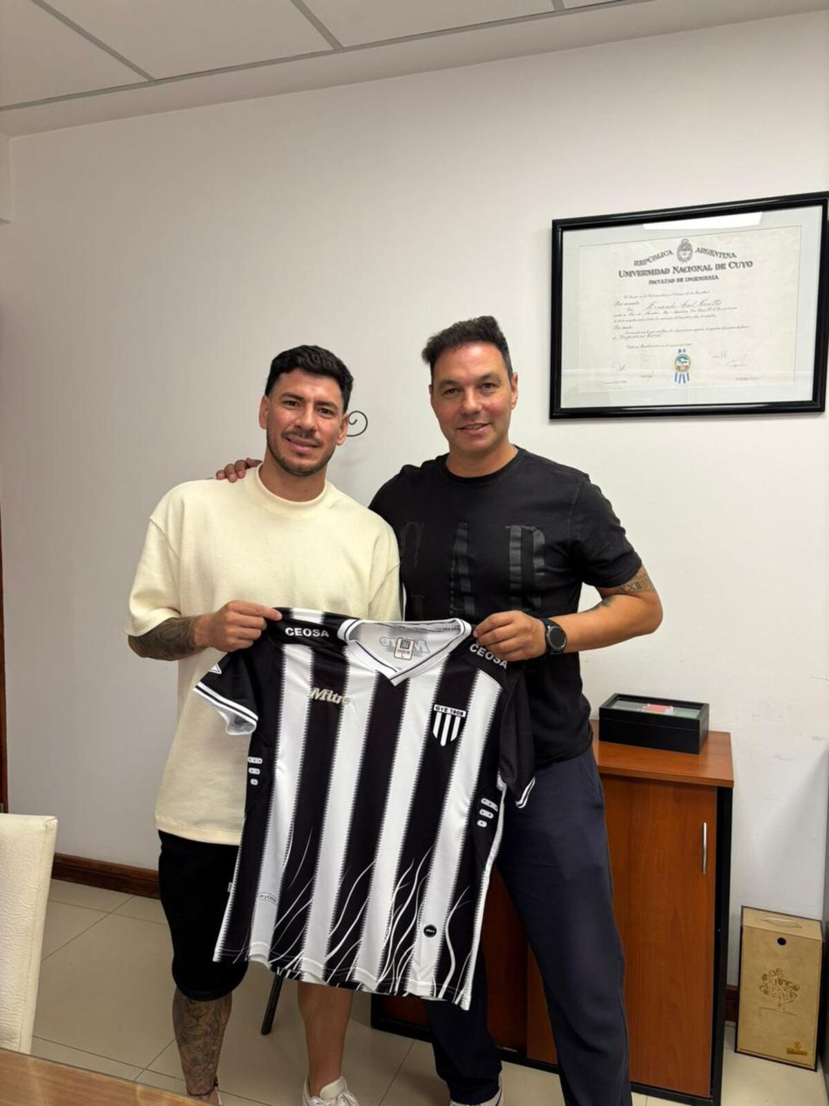 Juan Franco junto a su representante, tras firmar con Gimnasia de Mendoza. (Gentileza).