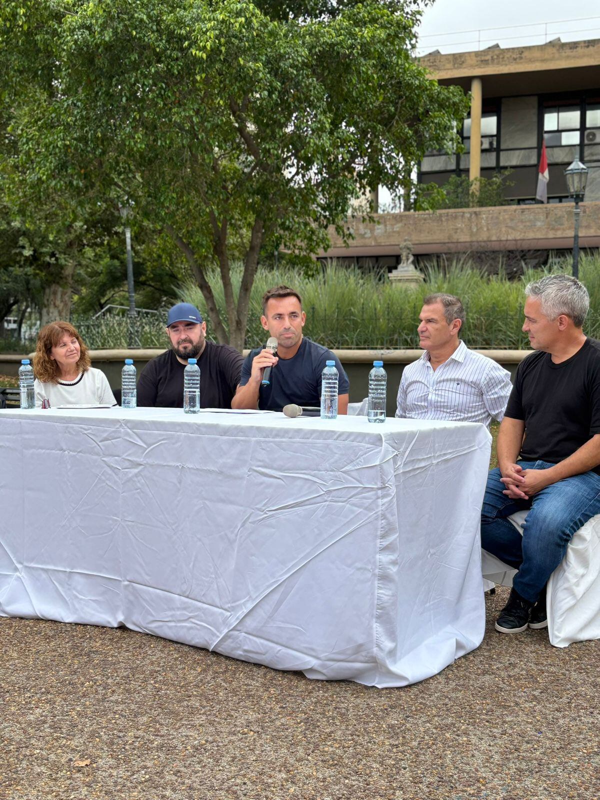 Representantes de grupos internos de la UCR presentaron en el Paseo Sobremonte el espacio Viva Córdoba de cara a 2027.