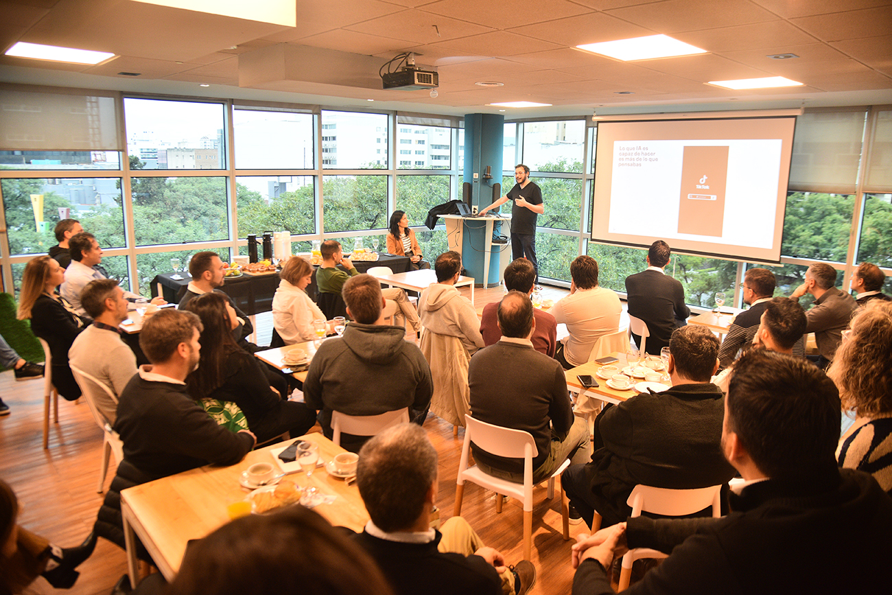 Representantes de empresas e instituciones asistieron al desayuno sobre IA organizado por Accenture en sus oficinas. (Pedro Castillo / La Voz)