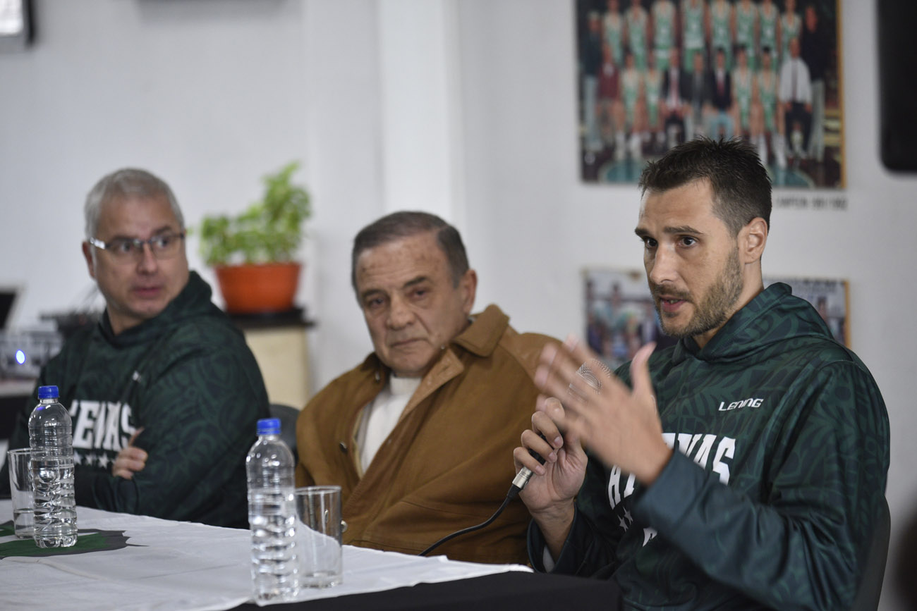 Cantón, el capitán de Atenas, habla en la conferencia de prensa, acompañado por el DT Arrigoni y el presidente Lábaque. (Ramiro Pereyra / La Voz)