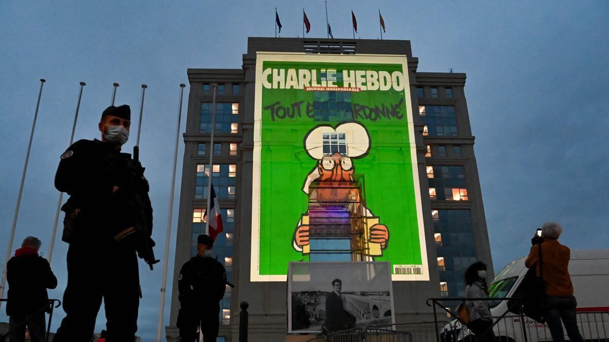 La sede del instituto francés cerrado proyectando una caricatura de Jamenei de una portada de Charlie Hebdo.