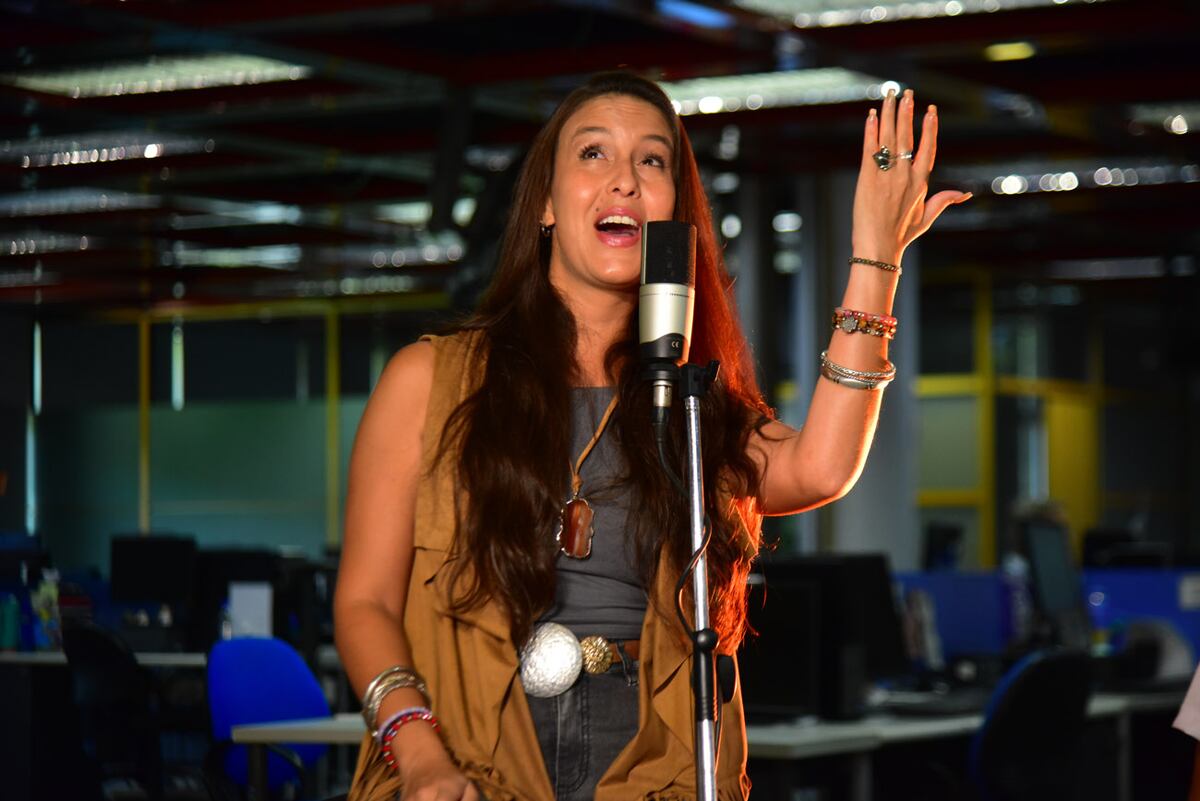Presentación de la cantante Loy Carrizo en la redacción de La Voz. (Jorge Peñaranda / La Voz)