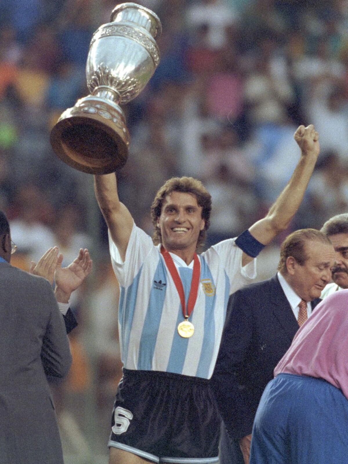 Oscar Alfredo Ruggeri. El 4 de julio de 1993, en el Monumental de Guayaquil (Ecuador), el de Corral de Bustos levantó la Copa tras vencer a México en la final. (La Voz)