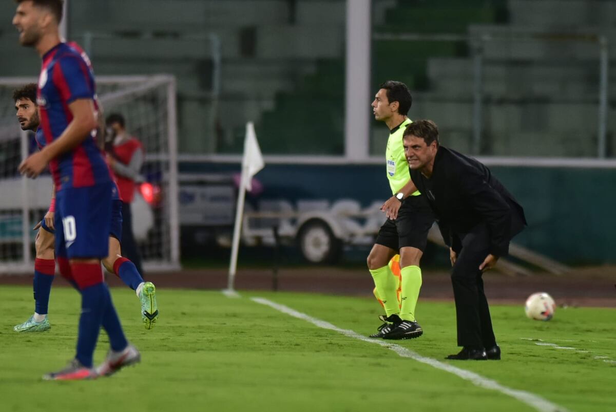 El DT de Talleres en el partido ante San Lorenzo. (Facundo Luque / La Voz).