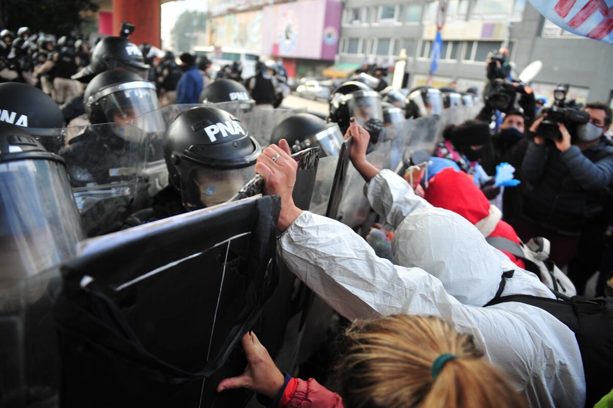 Incidentes en Puente Pueyrredón con trabajadores de la salud. (Clarín)