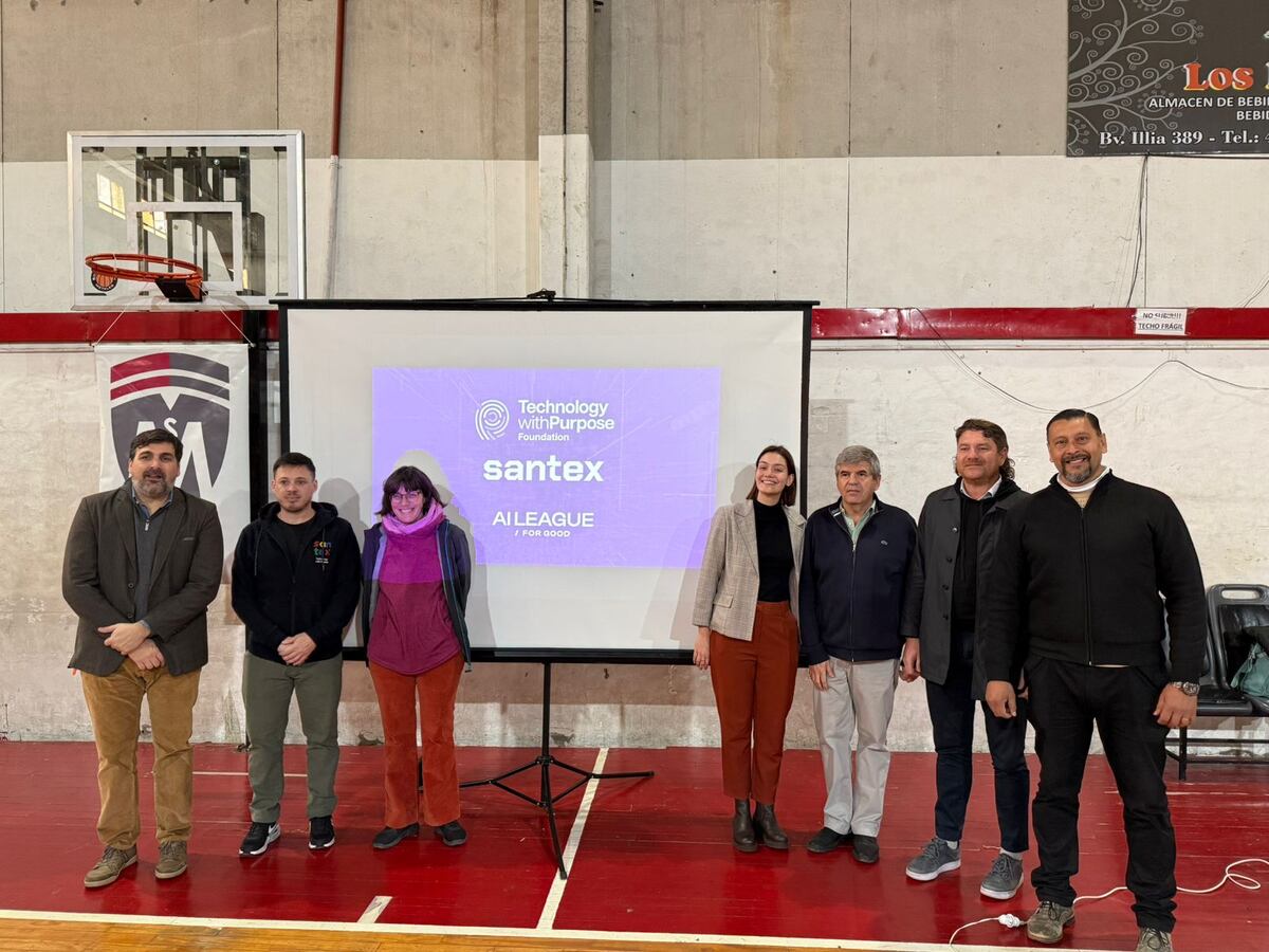 Autoridades y especialistas durante la jornada sobre Inteligencia Artificial en el Instituto Secundario San Miguel. (Gentileza)