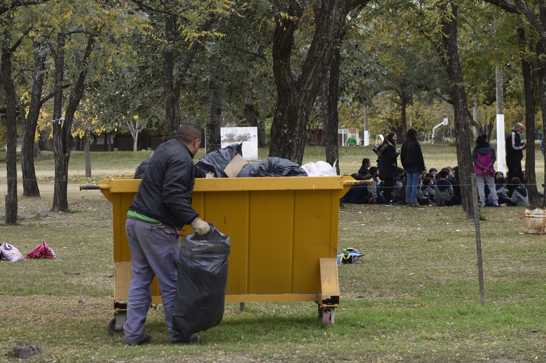 Limpieza y mantenimiento del Camping San Martín dia después de que llegaran los que participaron de la marcha piquetera federal. ( Ramiro Pereyra / La Voz)