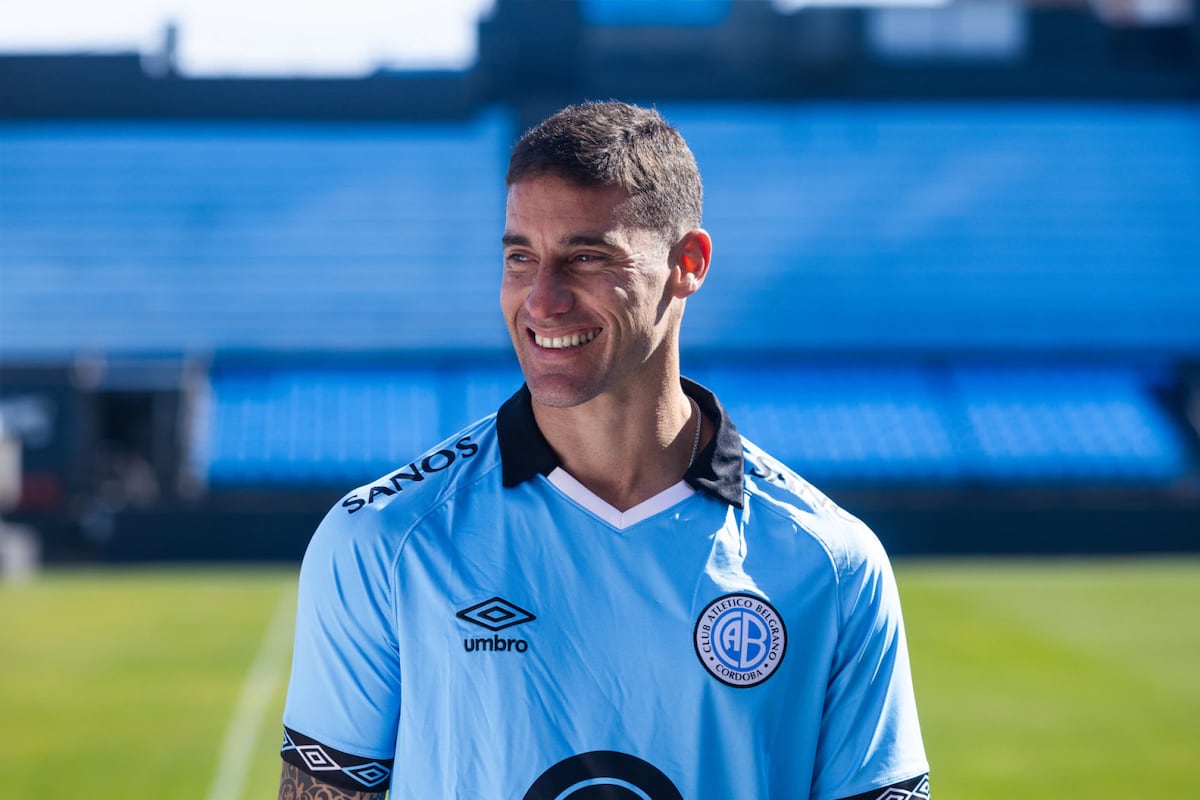 Morales ya posó con la camiseta del Pirata en el Gigante (Foto: Prensa Belgrano).