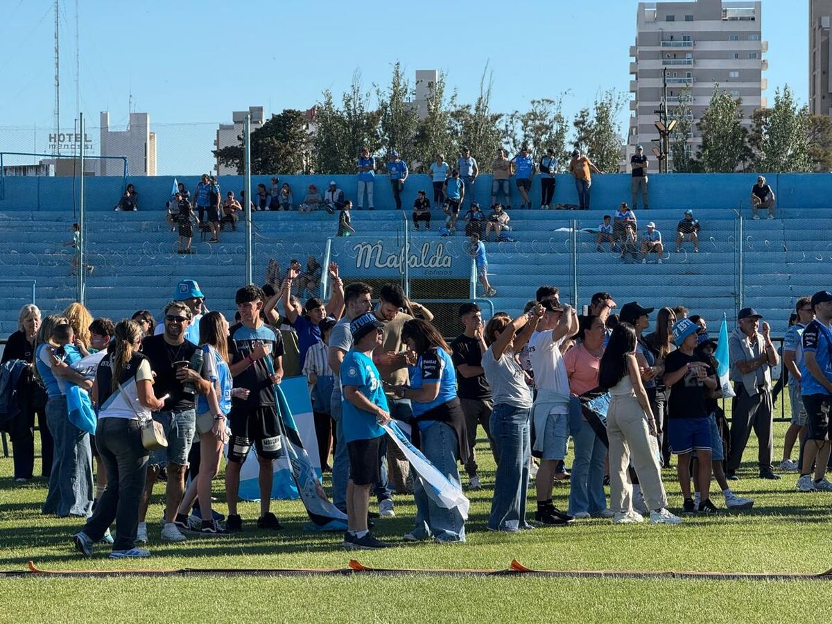 Estudiantes de Río Cuarto festejó su ascenso en el estadio Candini. (Tomy Fragueiro / La Voz)