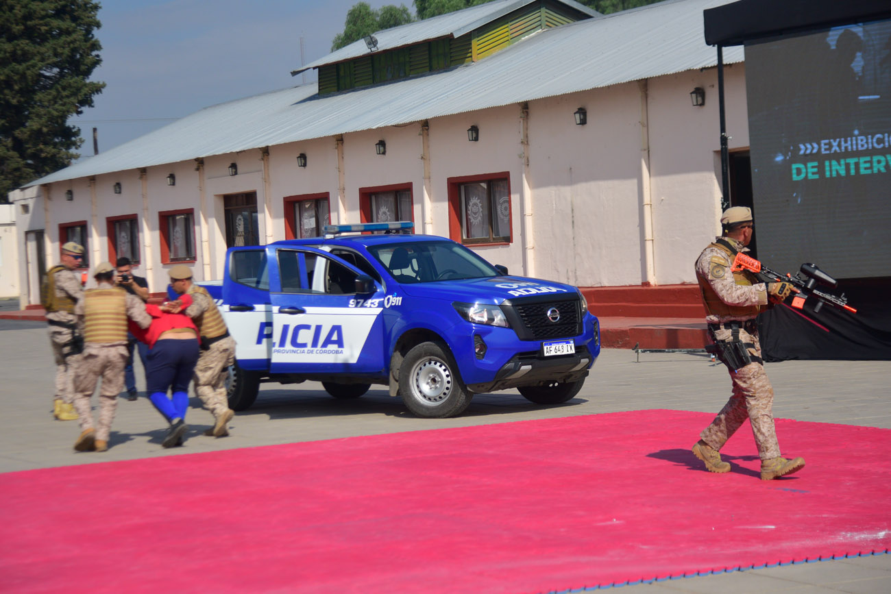 Exhibición de protocolos de intervención policial en la Escuela de Oficiales de Policía. (Pedro Castillo / La Voz)