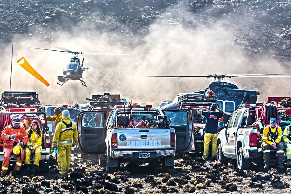 Los bomberos en un descanso de la dura batalla contra el fuego del 13 de octubre. (Foto: Juan Fernández Brizuela /APN)