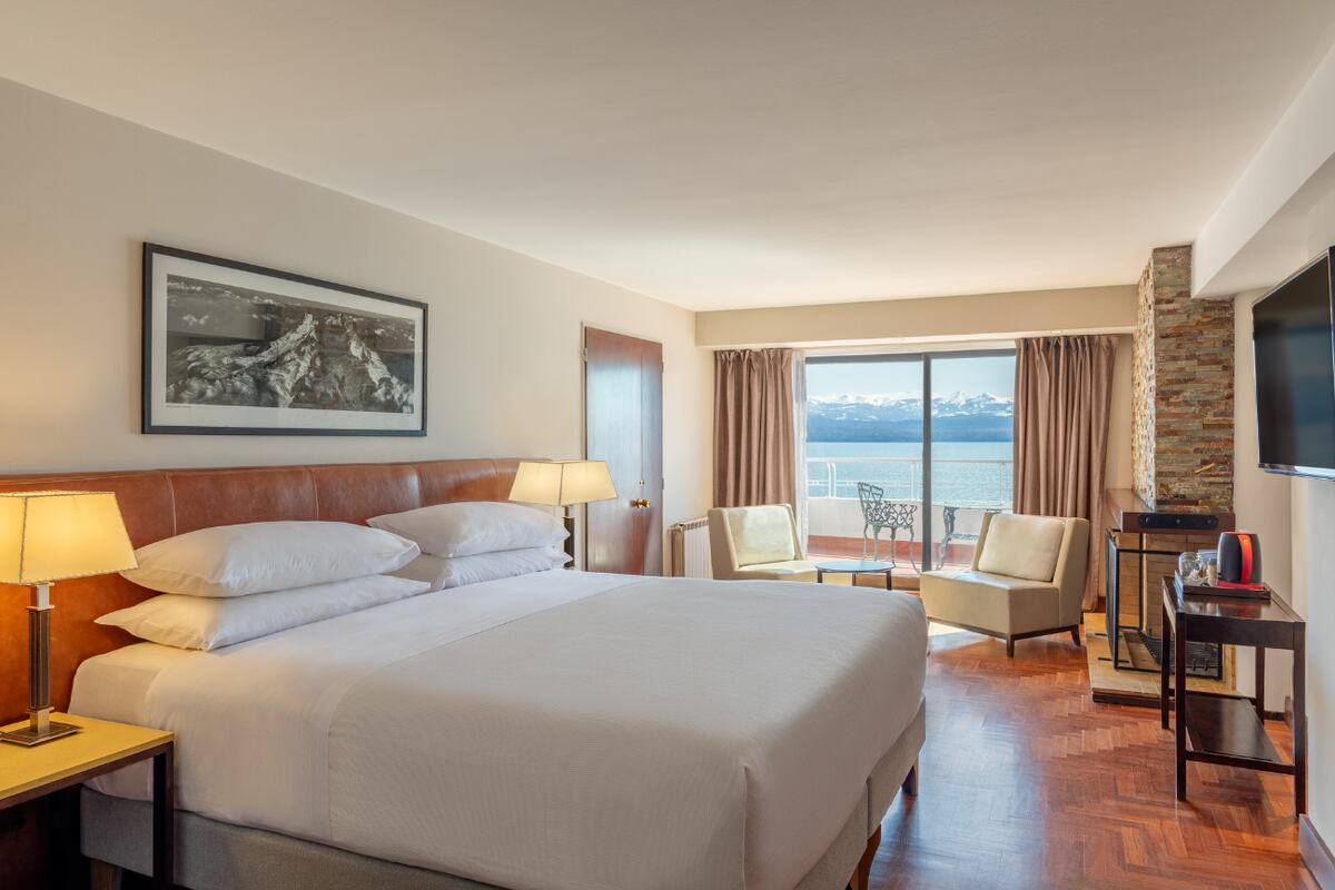 El hotel cuenta con 161 habitaciones de lujo, que combinan diseño moderno y el encanto patagónico. Muchas tienen vistas panorámicas al lago Nahuel Huapi.