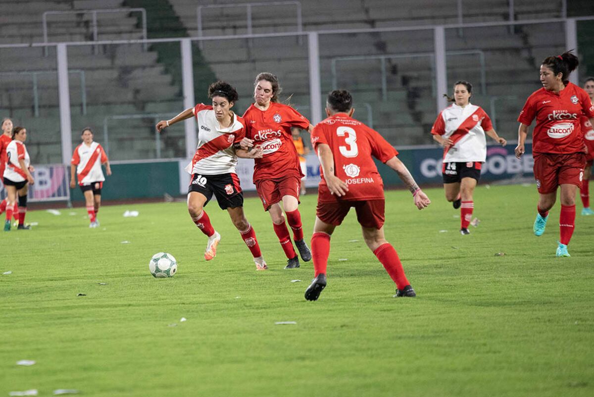 Final de fútbol femenino en el Estadio Kempes
En el estadio Kempes se jugó la final del futbol femenino, club social y deportivo vgb vs deportivo independiente de rio tercero.
Fotografía Nelson Torres