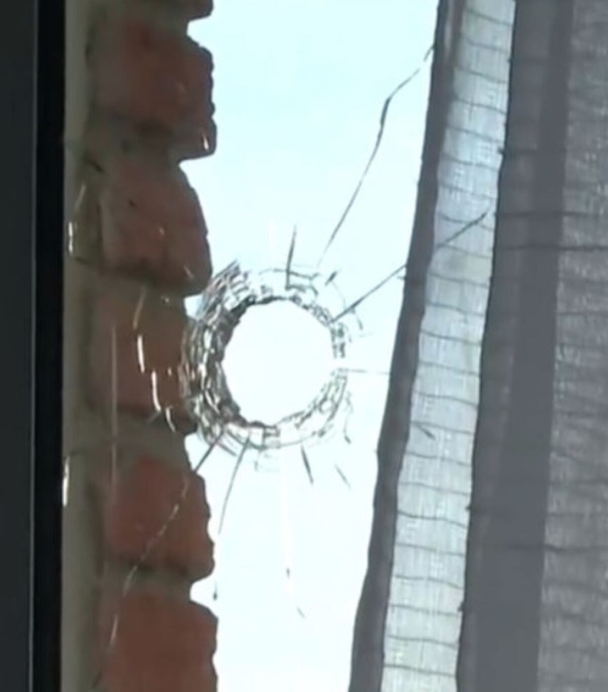 Salvados por el termo: una bala entró por la ventana de su casa y el mate evitó una tragedia (Gentileza: Telenoche)