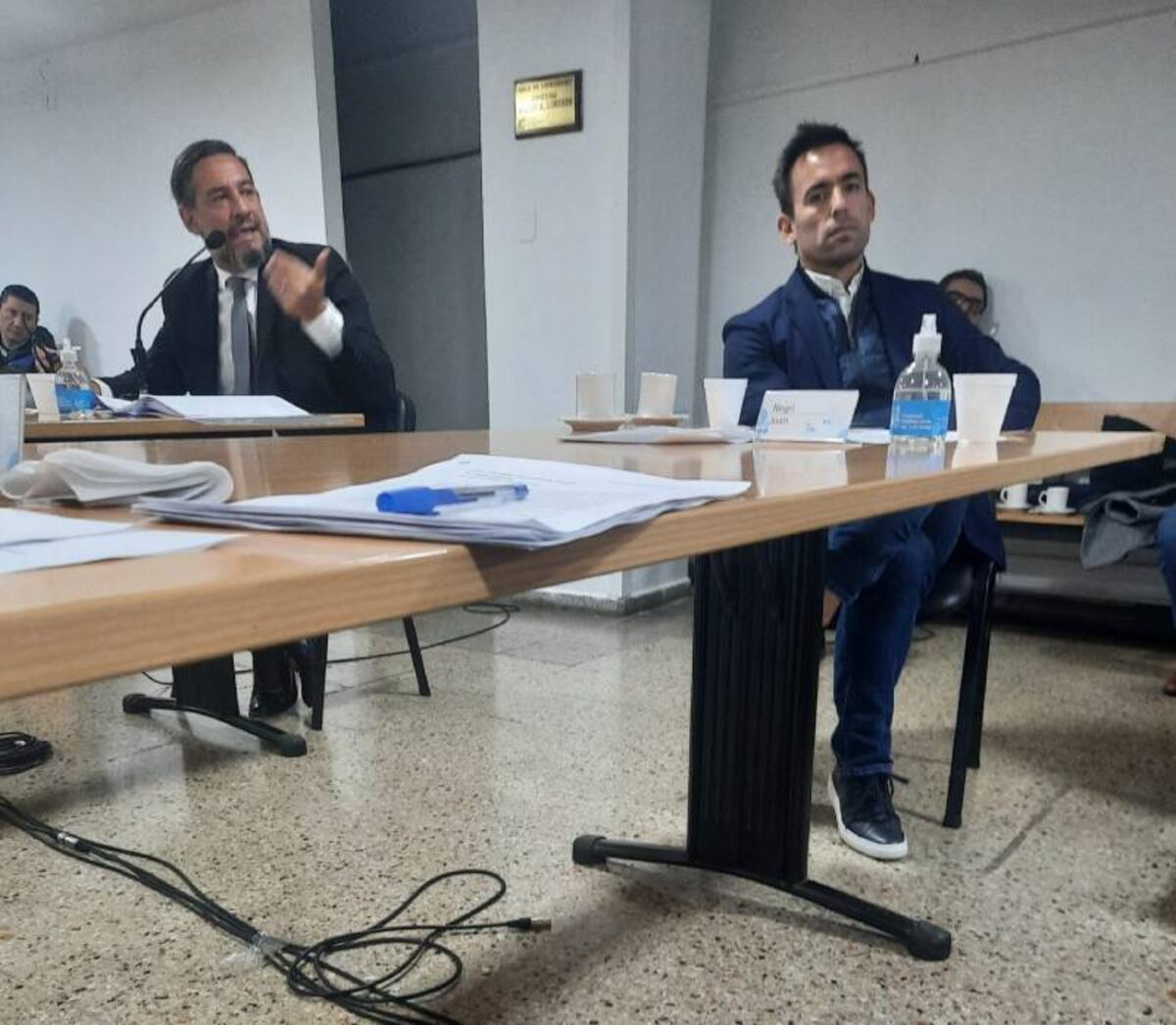 Miguel Siciliano concurrió al Concejo Deliberante (detrás) para fundamentar los gastos ante los ediles. En la foto el opositor Juan Negri. (Prensa concejales opositores)