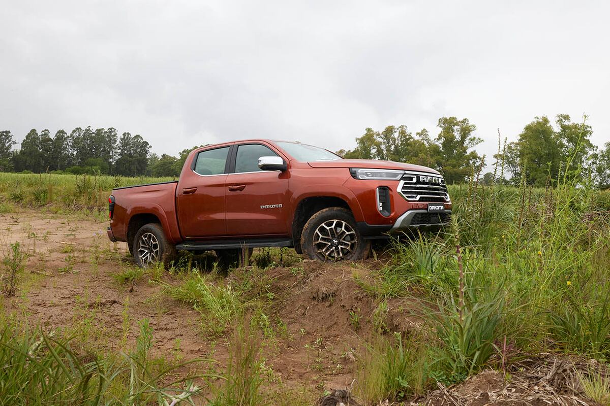 La Dakota Laramie se distingue por una propuesta más refinada, con paragolpes y molduras color carrocería, parrilla y espejos cromados, llantas de aleación de 18″.