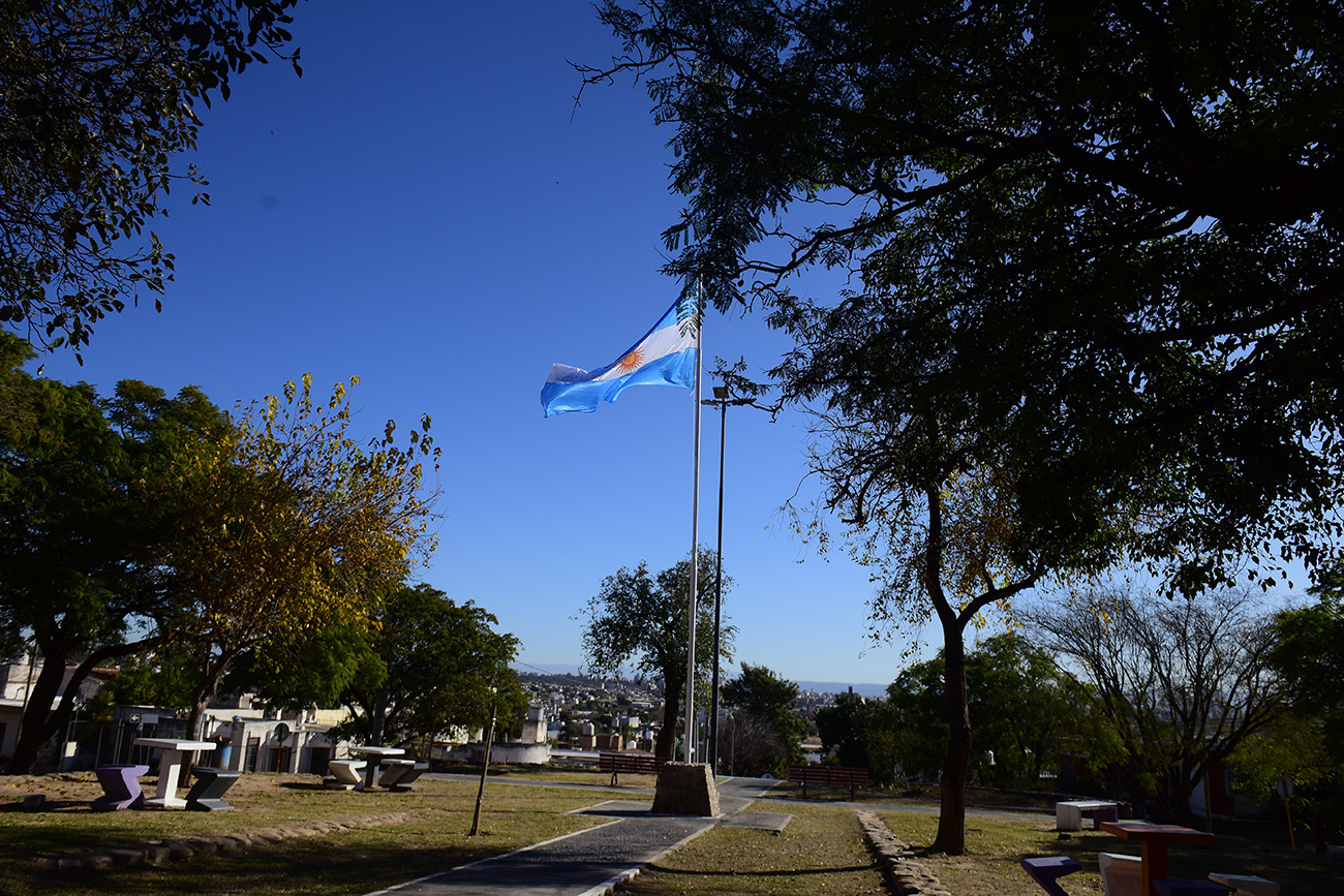 La bandera y la intervención en la Plazoleta para el día de la bandera en barrio San Vicente Parque. (José Gabriel Hernández / La Voz)