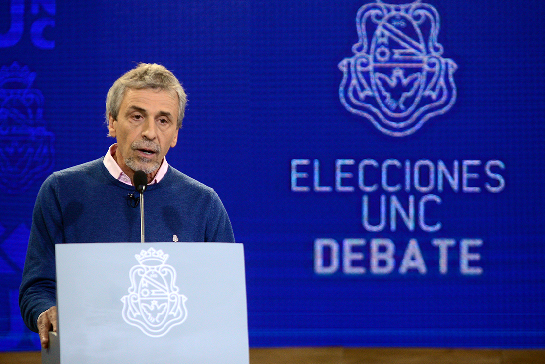 Alberto León, candidato a rector de la UNC en el debate en los SRT. (José Hernández/ La Voz)