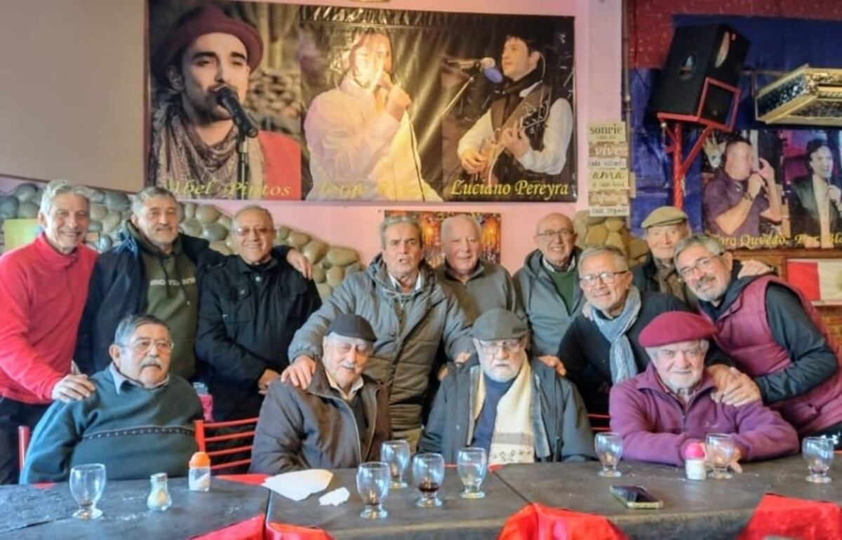 La Banda volvió a juntarse, fue el título de la foto que publicó José Segura el 28 de junio de 2024 y en la que aparecen: Gabriel Britos, Gustavo Barrera,
Hugo Allende, "el Gallego" Viñuelas, el "Tubo" Durán, Ernesto Tenaglia, Virgilio Miguel Pereyra, Antonio "el Mono" Carrizo, "el Gordo" Crespin, "el Cabrito" Toledo, Ángel Stival y "la Vieja" Beguan en "un viernes de reencuentro y muchas divertidas anécdotas. Una tarde a pleno afecto".