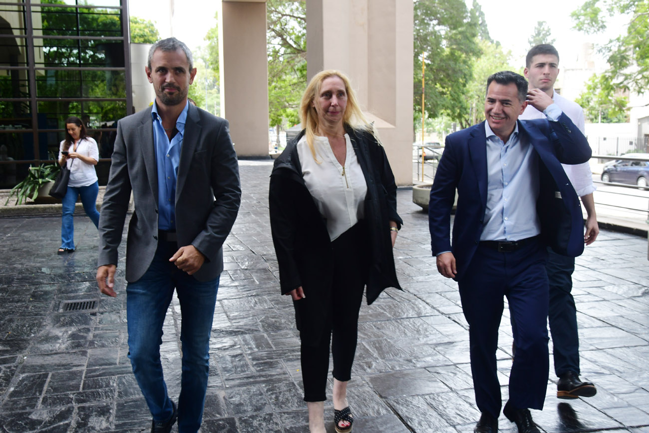 Martín Menem, Karina Milei y Gabriel Bornoroni en los Tribunales Federales de Córdoba. (Ramiro Pereyra / La Voz)
