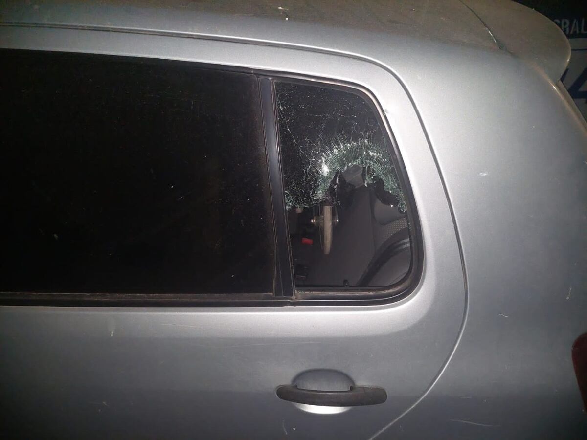 La ventanilla fue dañada con la intención de robar pertenencias. (Policía)