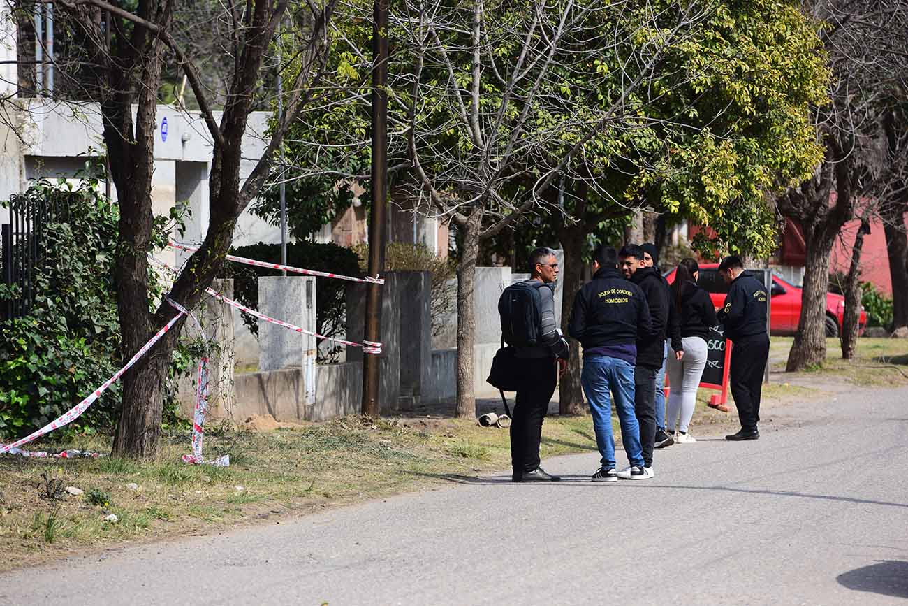 Los cuerpos de dos hermanos mayores fueron hallados en una casa de calle Wheiland, en barrio Argüello. (José Gabriel Hernández / La Voz)