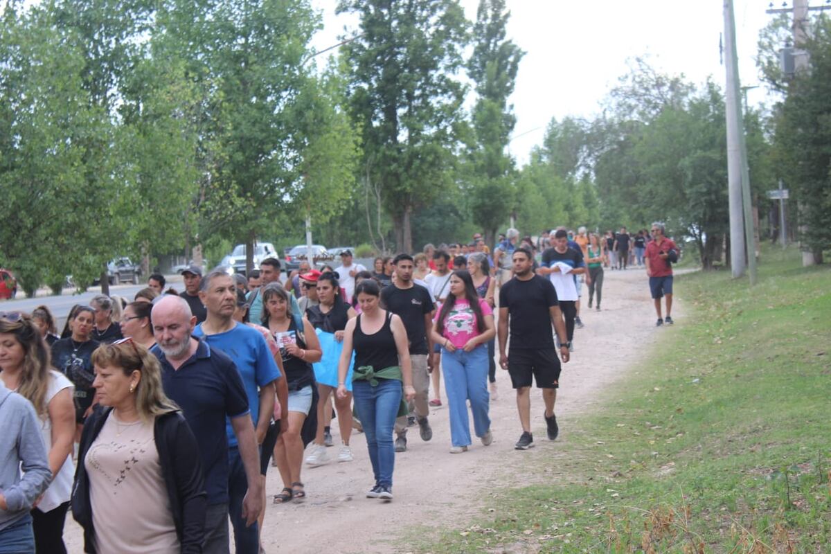El pueblo reclamó respuestas por la muerte de Samuel Tobares y la ausencia de la Guardia Urbana. (La Voz)