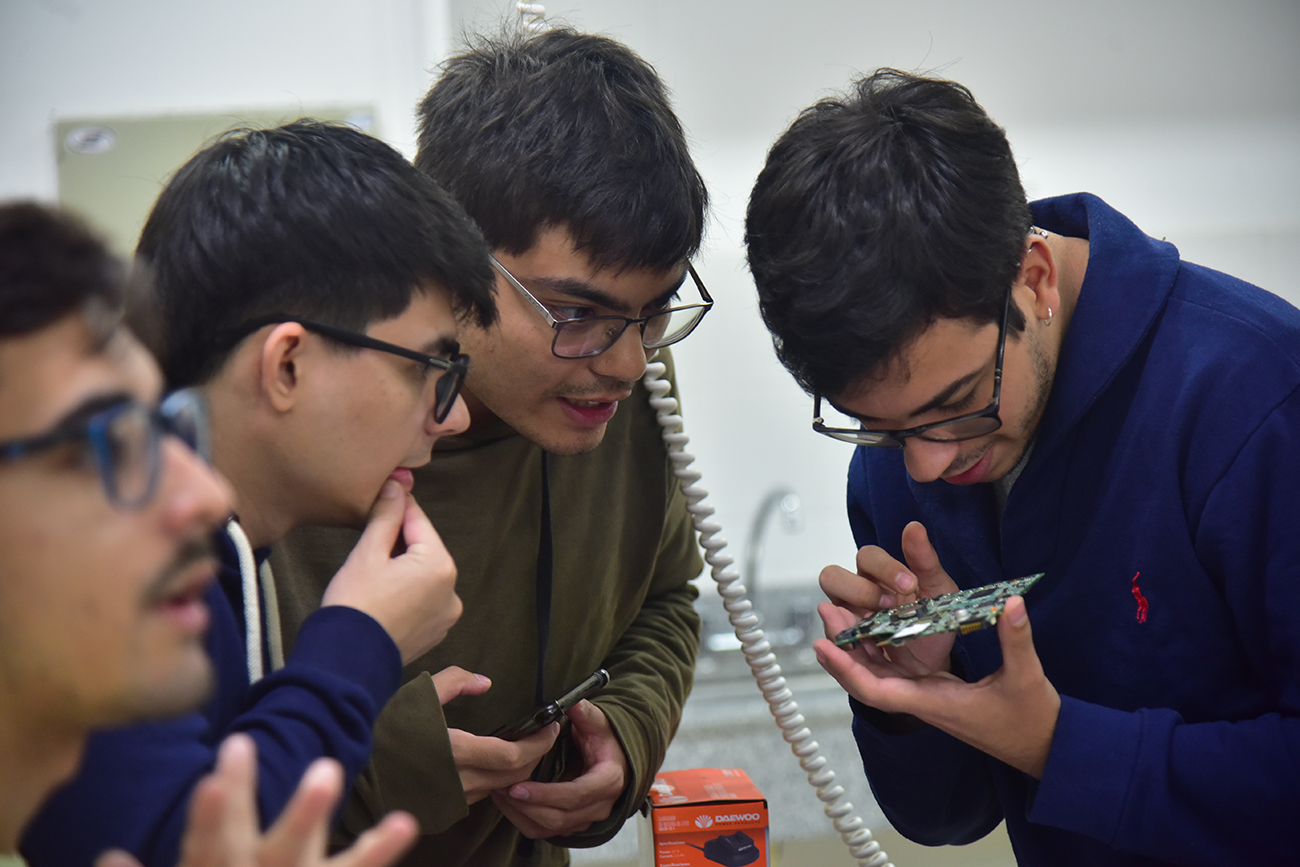 Alumnos reparan notebooks descartadas por el colegio Manuel Belgrano para hacerlas circular por la comunidad. Pedro Castillo / La Voz